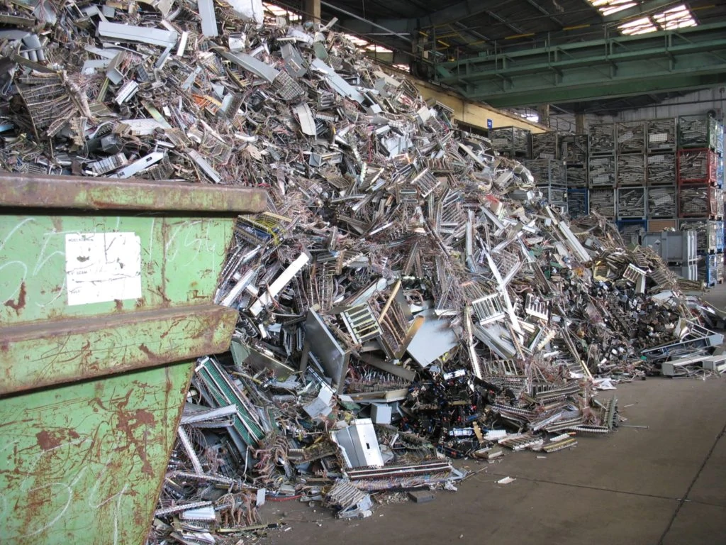 Elektronikai hulladék begyűjtése a csepeli raktárban