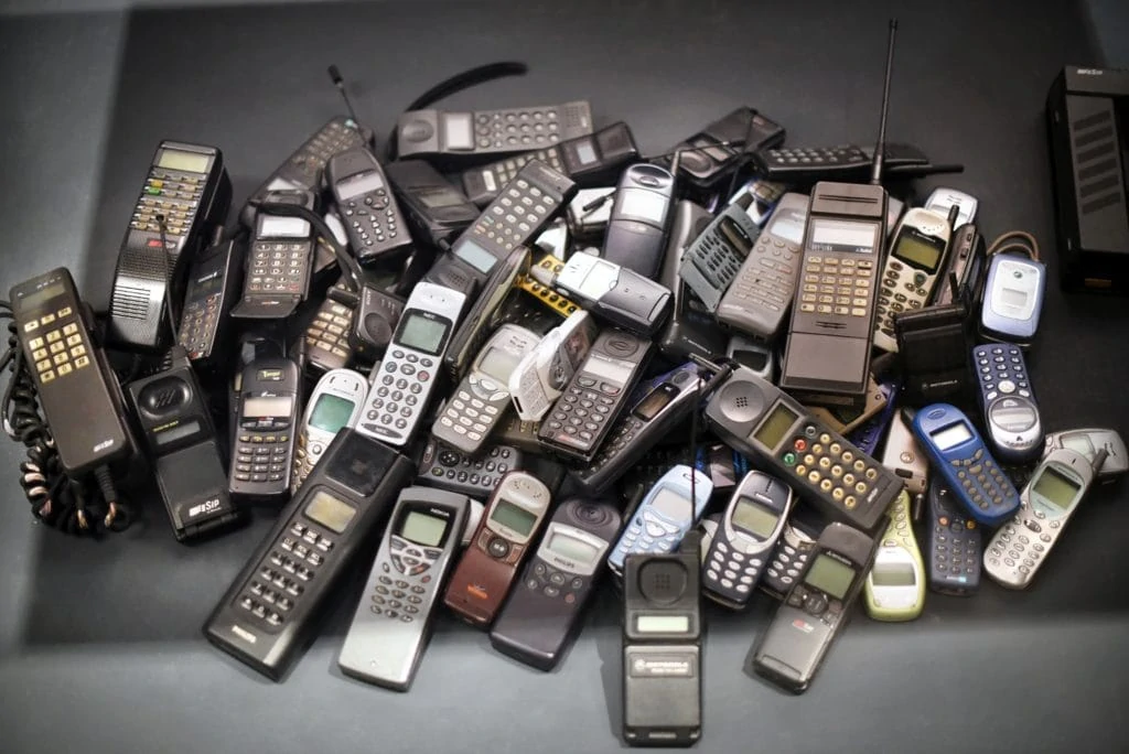 mobil telefonok egy kupacban