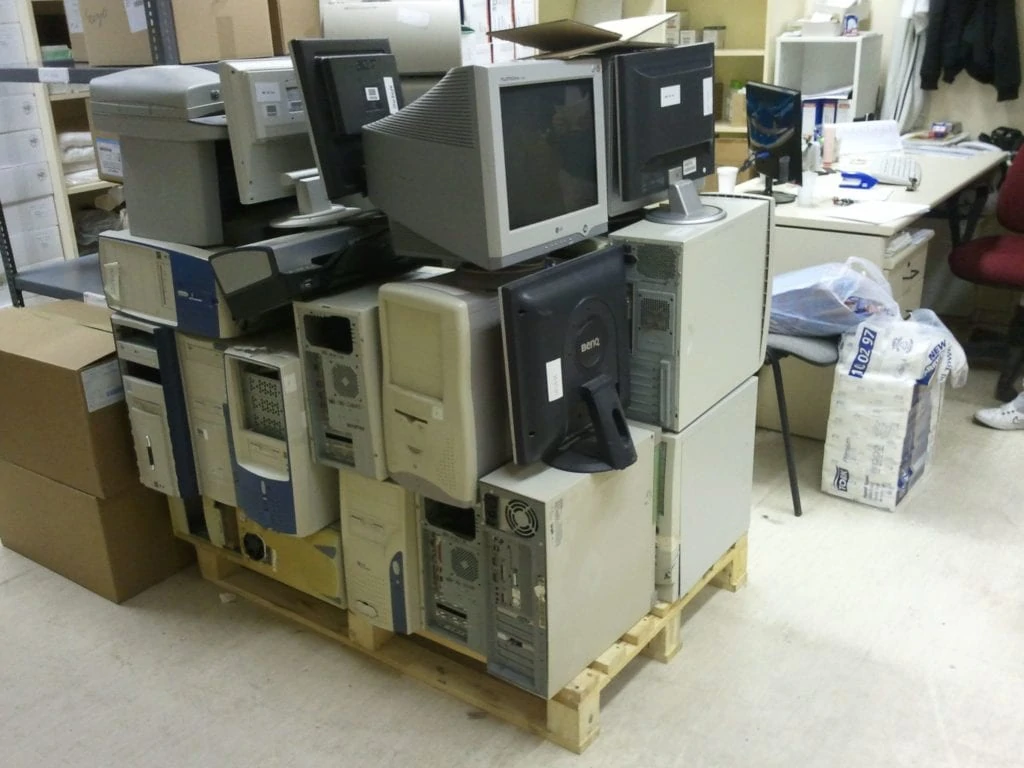 Elektronikai hulladékok - képcsöves monitorok egy kupacban
