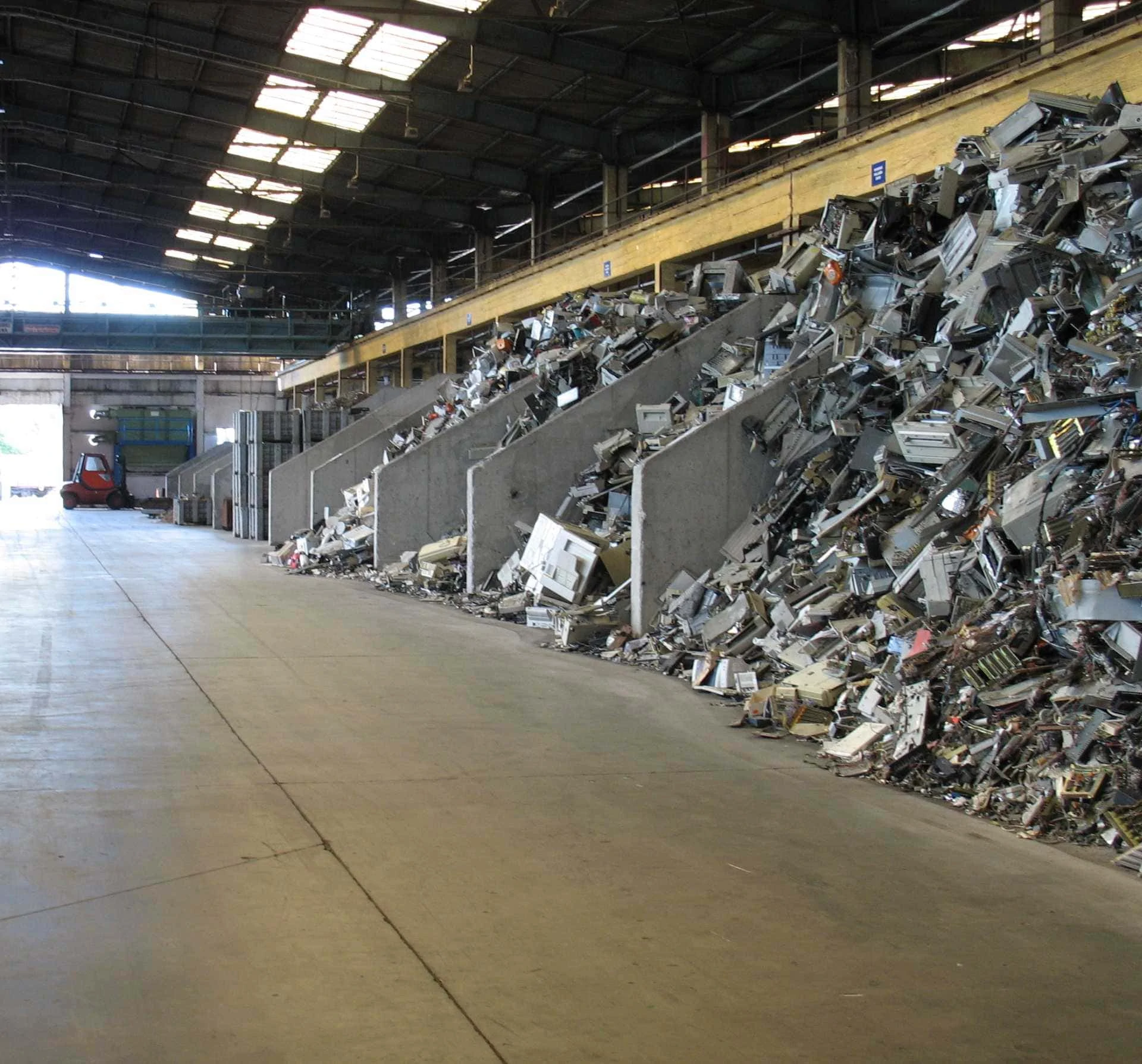 Elektronikai hulladékokat tároló fakkok csepeli raktárban