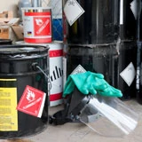 Veszélyes hulladékok hordókban átvételre előkészítve