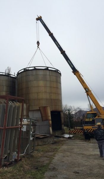 Dismantling and lifting an acid-proof tank with a crane truck